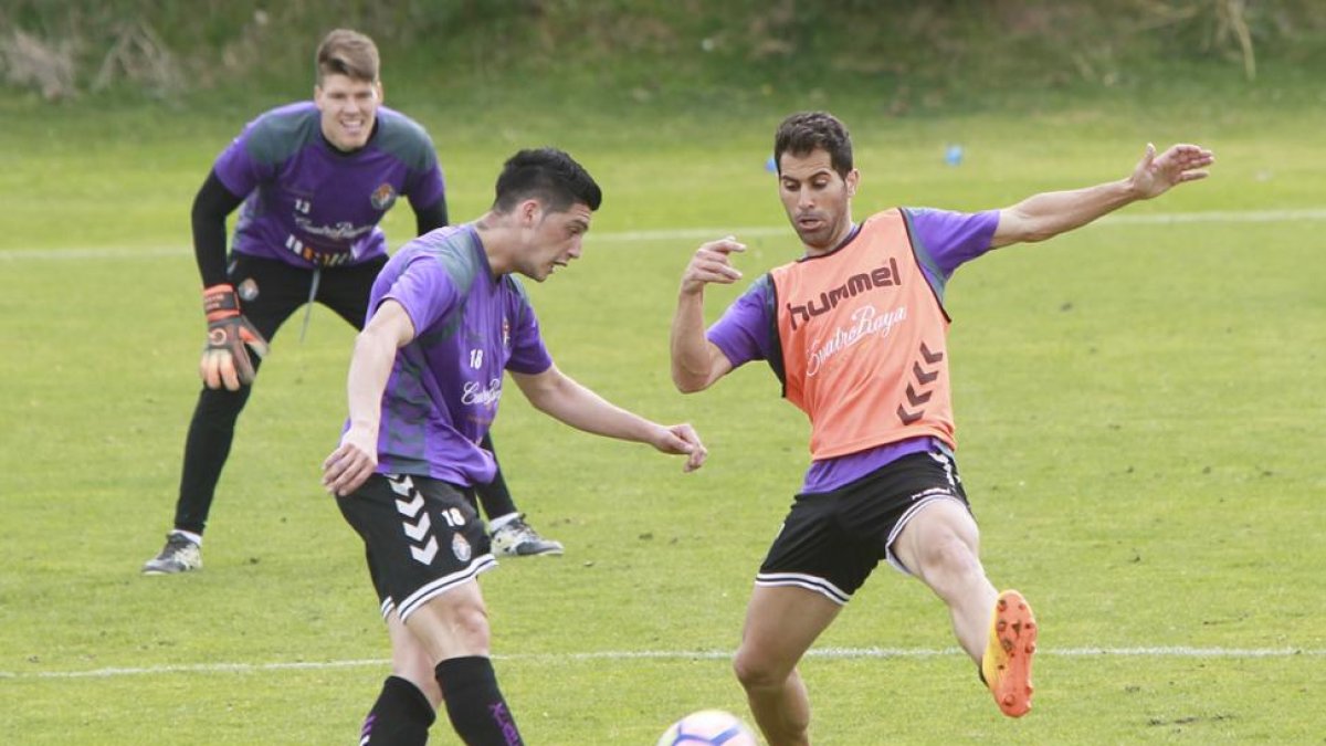 El lateral Javi Moyano intenta bloquear un pase del extremo Cristian Espinoza.-J.M. LOSTAU