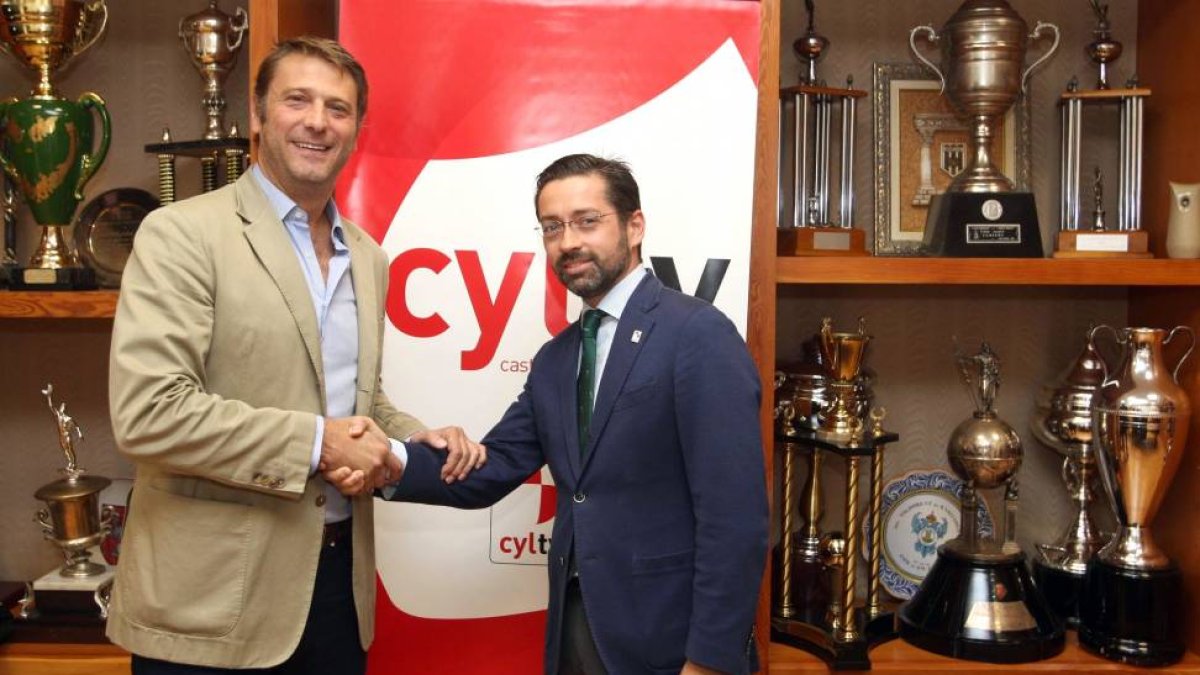 El presidente del Real Valladolid, Carlos Suárez, y el director de Rtvcyl, Eduardo Álvarez, firman un convenio de colaboración-Ical