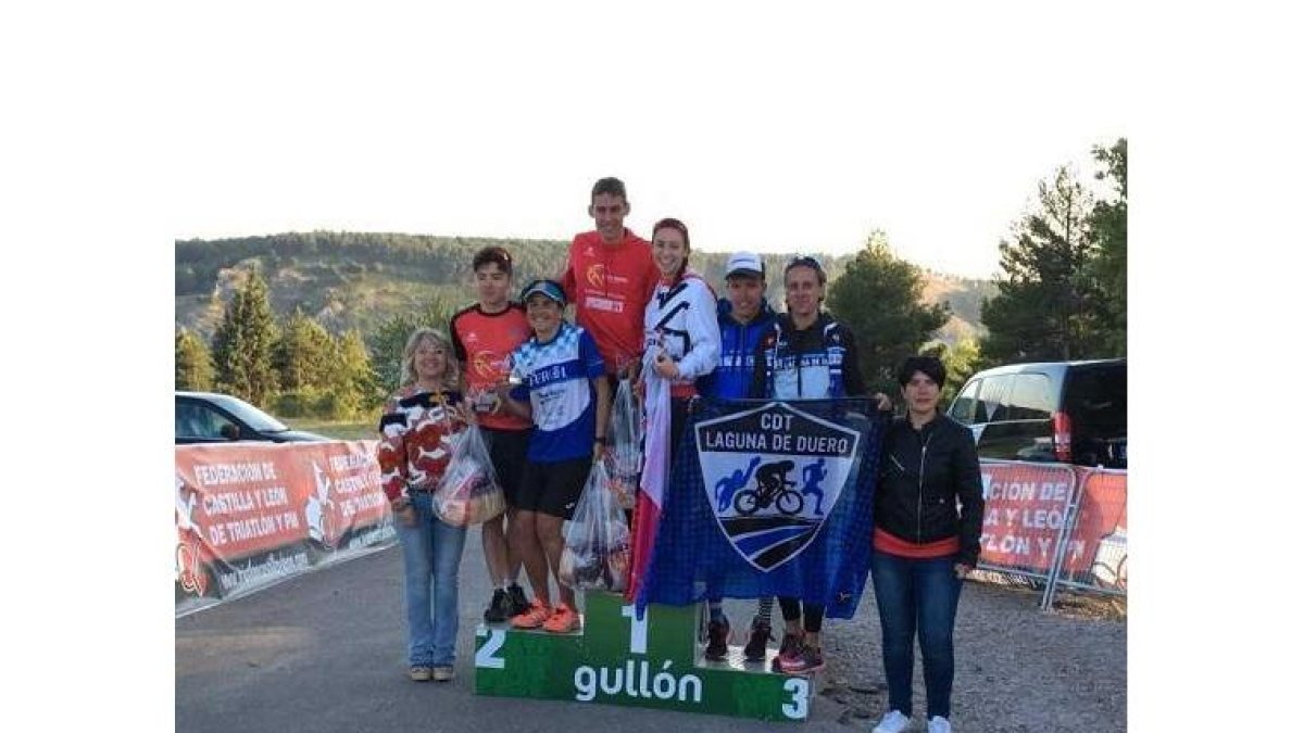 Los triatletas vallisoletanos posan en el podio de Aguilar de Campoo.-E. M.