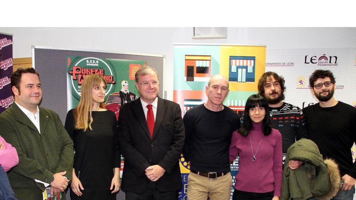 El alcalde de León, Antonio Silván (C), con los organizadores de la XXIX edición del Festival Internacional Purple Weekend.-ICAL