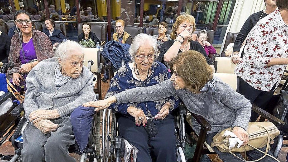 Residentes, familias y trabajadores celebran en la residencia Plaza Real su segundo aniversario.-PABLO REQUEJO