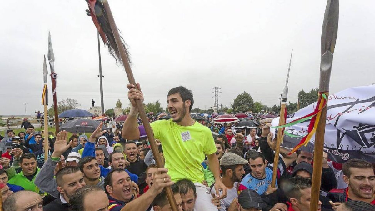 Francisco Alcalá, 'Cachobo', con el rabo del toro en su lanza.-Pablo Requejo