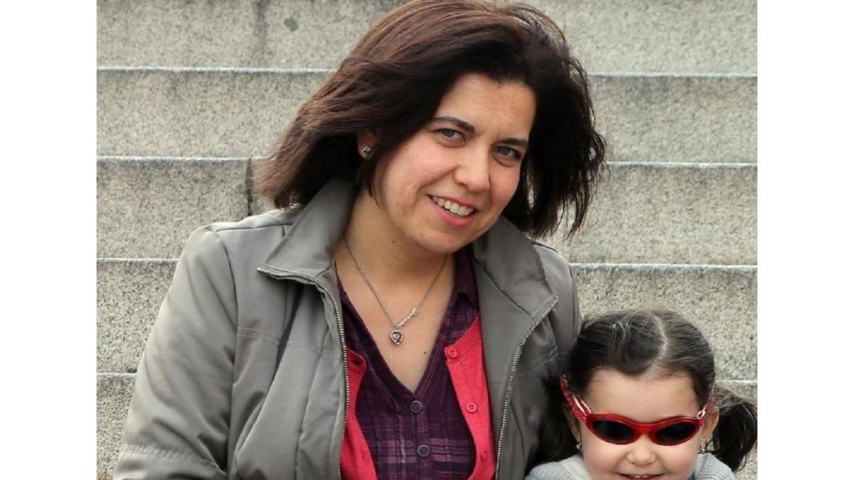 Irene, con sus gafas con filtros especiales para el sol,juega  como una niña feliz que disfruta de sus colores.-EL MUNDO