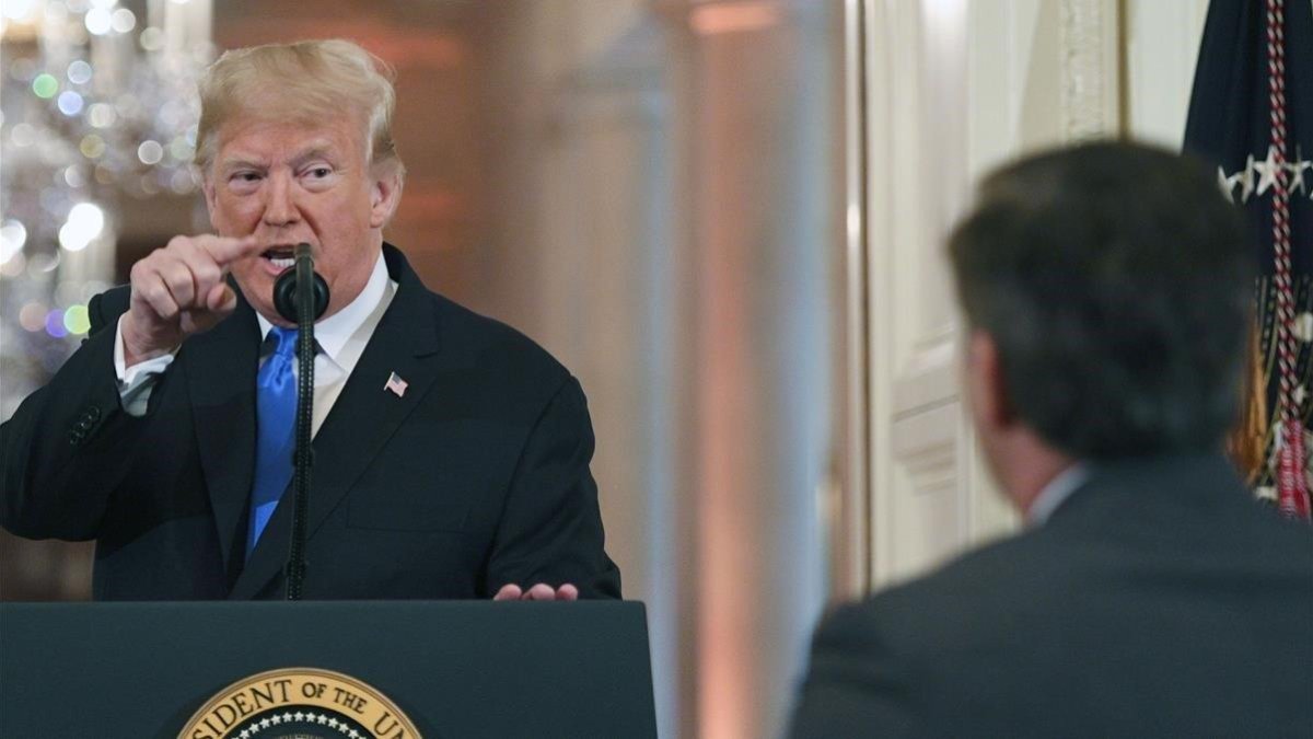 Donald Trump señala al periodista de la CNN Jim Acosta.-AFP