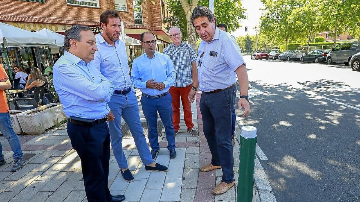 Puente y el concejal Luis Vélez, en el centro, durante la visita al barrio de Covaresa.-J.M. LOSTAU