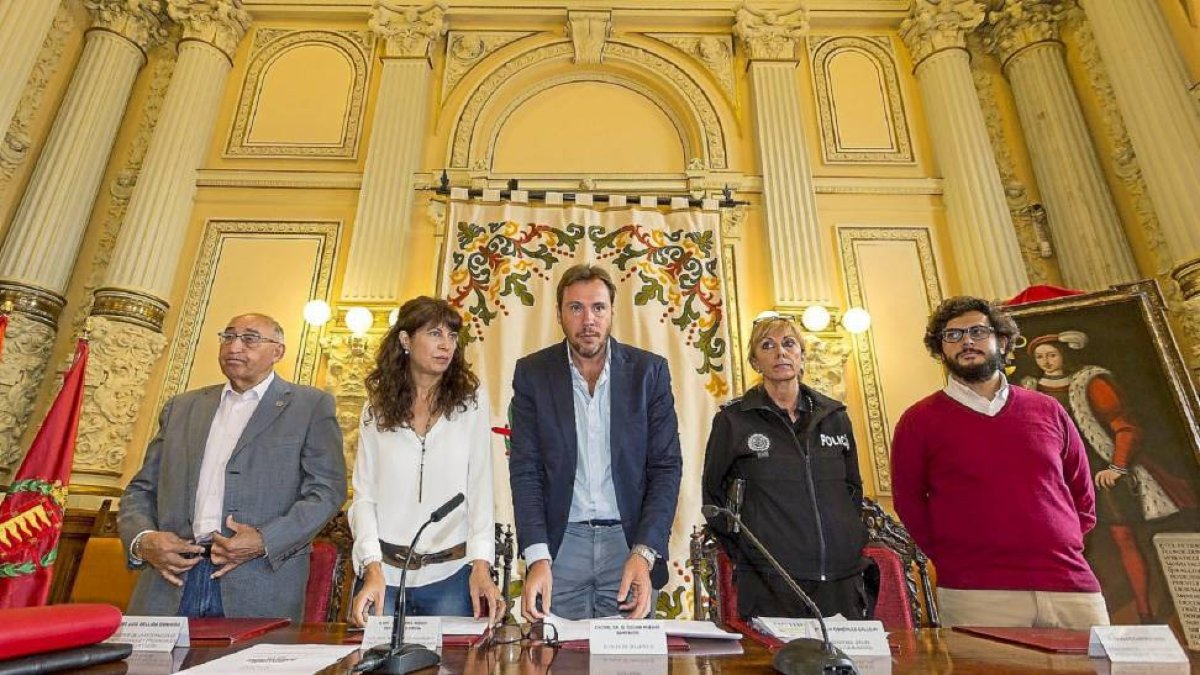 José Luis Bellido, Ana Redondo, Óscar Puente, Julia González y Carlos Castro durante el balance de fiestas.-M.Á. Santos