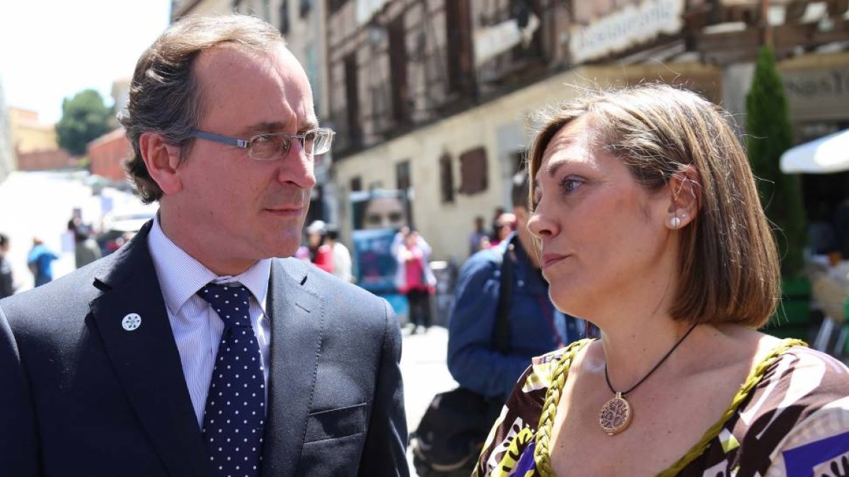 El ministro de Sanidad, Alfonso Alonso, y la consejera de Familia e Igualdad de Oportunidades, Milagros Marcos, acompañan a la candidata del PP a la Alcaldía de Segovia, Raquel Fernández-Ical