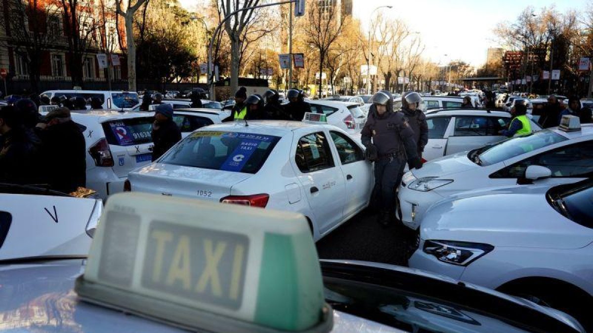 Taxistas en el paseo de la Castellana, en Madrid.-JOSÉ LUIS ROCA