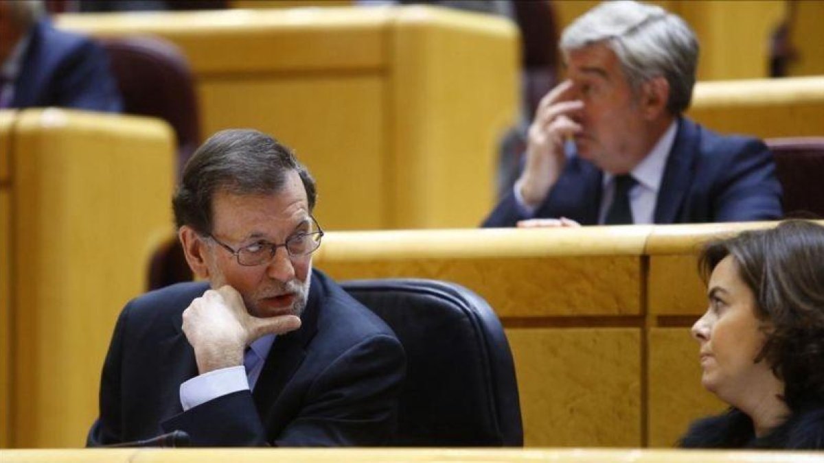 Mariano Rajoy y Soraya Sáenz de Santamaría, este martes 21 de febrero en el control del Senado.-AGUSTÍN CATALÁN