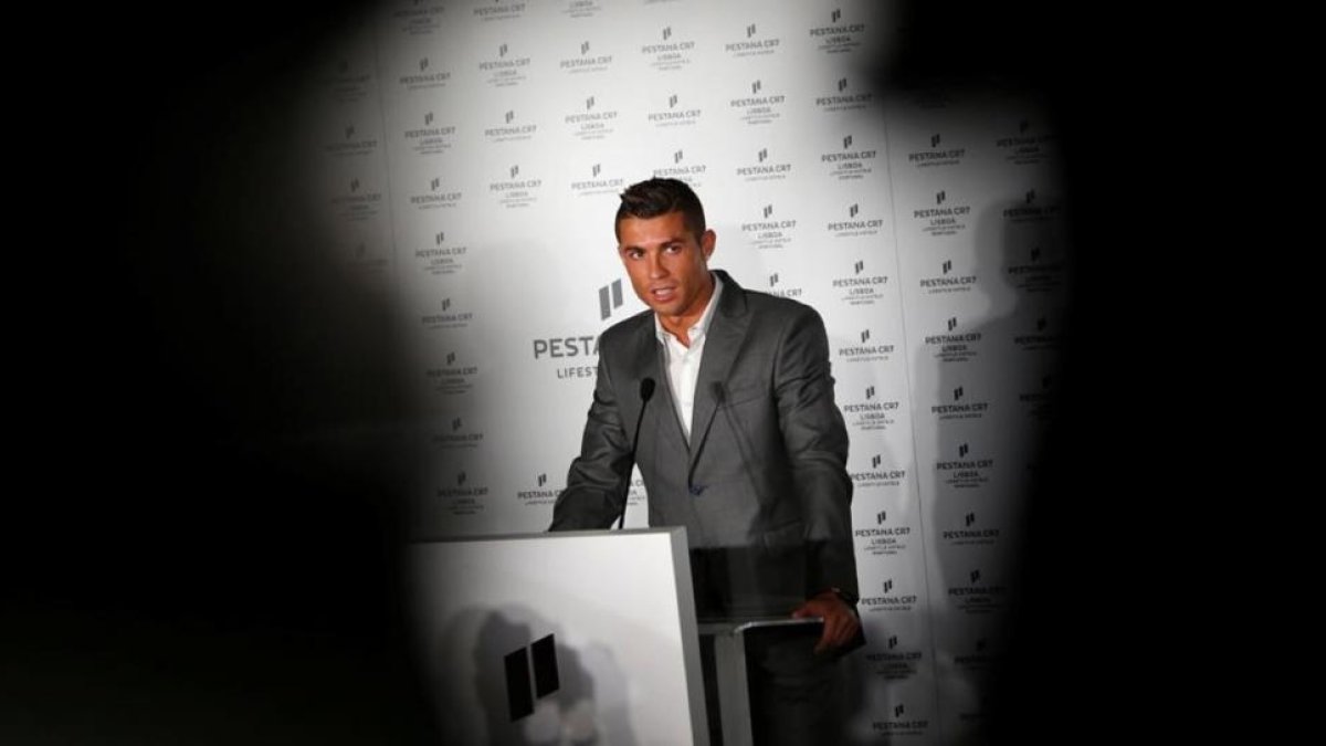 Cristiano Ronaldo, este domingo en la inauguración de su hotel en Lisboa.-REUTERS / PEDRO NUNES