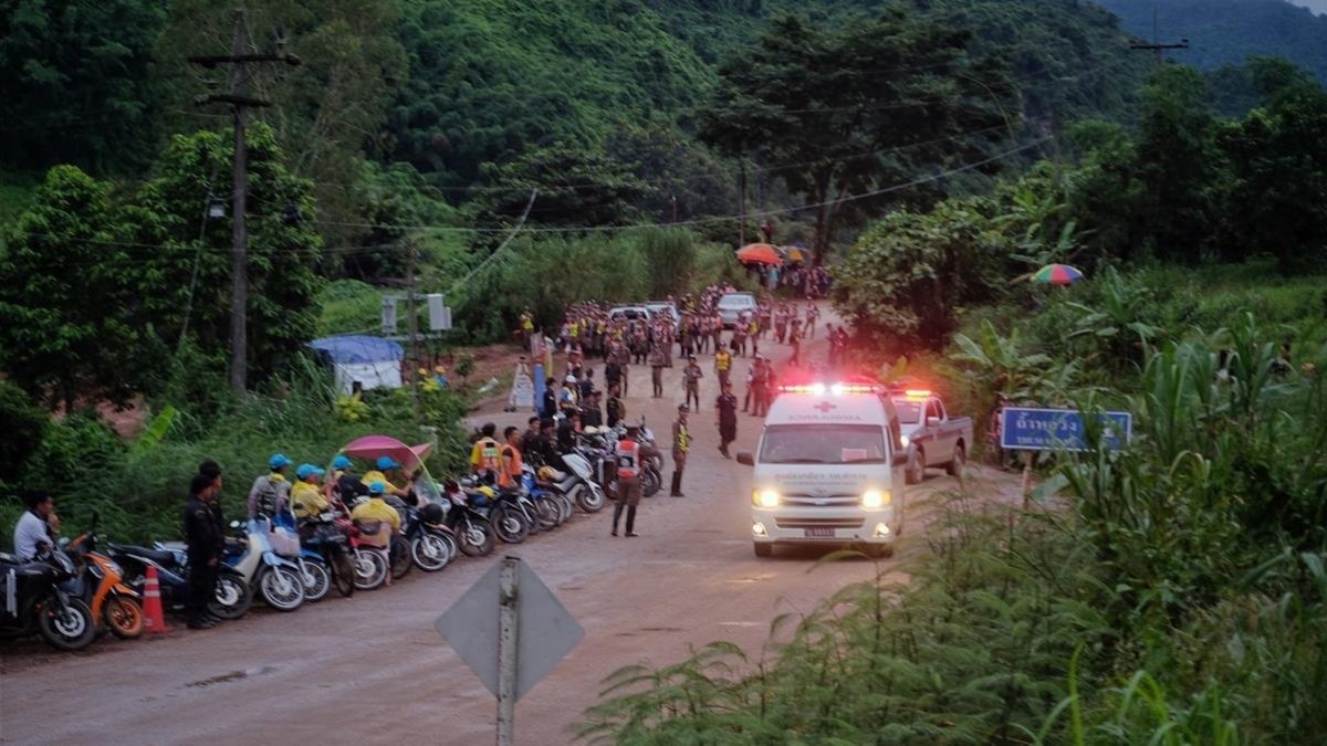 Una ambulancia con uno de los niños rescatados pasa entre una multitud de gente.-GETTY IMAGES / LINH PHAM