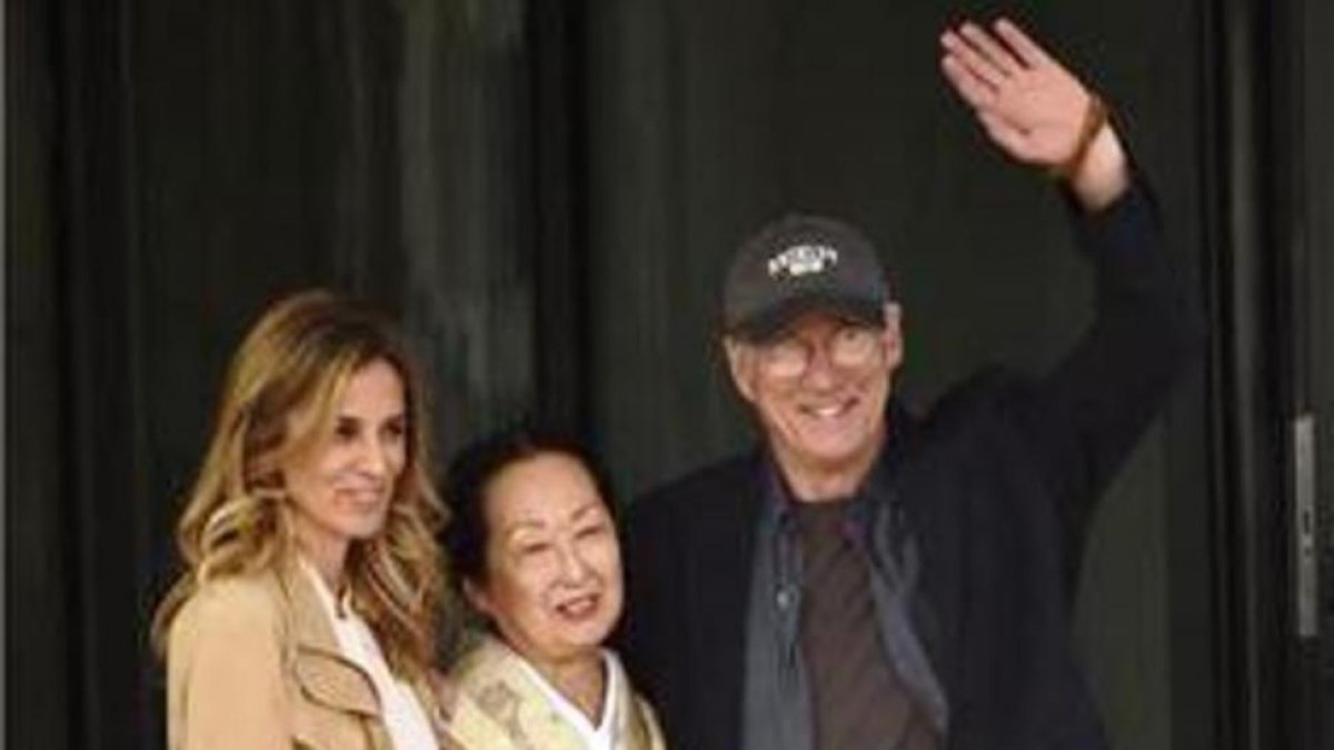 El actor norteamericano Richard Gere saluda a los fans junto a su novia gallega, Alejandra Silva.-ALVARO BARRIENTOS