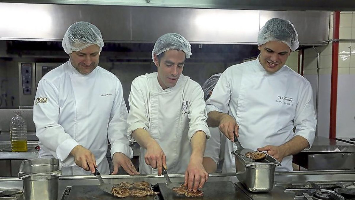 Víctor Martín, del restauranet Trigo, Francisco Beltrán, del Kubo, y Michel Marc Sagarra, de Abadía Retuerta le Domain, en la cocina del Clínico.-ICAL