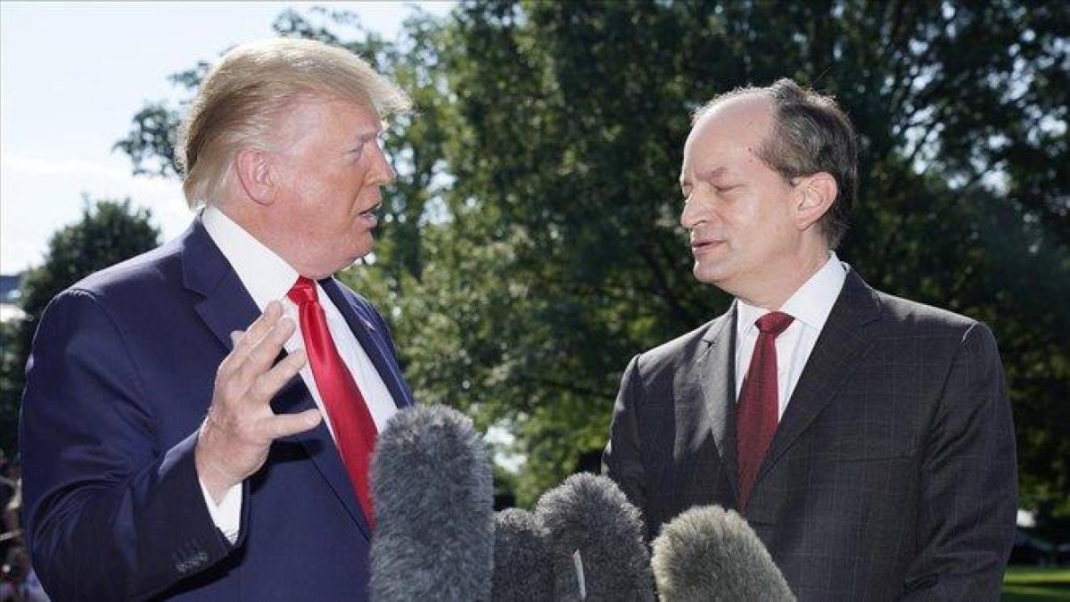 Donald Trump y el secretario de Trabajo, Alex Acosta, este viernes.-KEVIN LAMARQUE