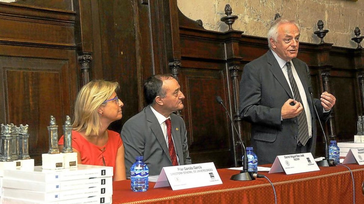 Gerardo Gutiérrez, director del Consejo Social, en el reconocimiento a los vocales.-EL MUNDO
