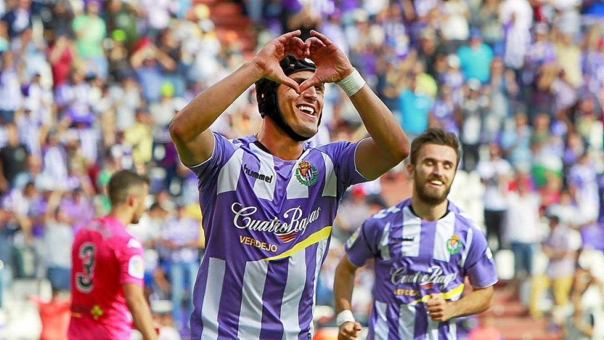 Luismi celebra el gol que marcó frente al Córdoba en Zorrilla.-J. M. LOSTAU