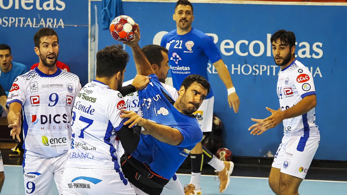 Photogenic/Miguel Ángel Santos. Valladolid. 10/11/2020.
Polideportivo Huerta del Rey Balonmano: Recoletas-Cisne. Fotos de juego, del graderío vacío y del entrenador, Ollero, que suple a Pisonero.