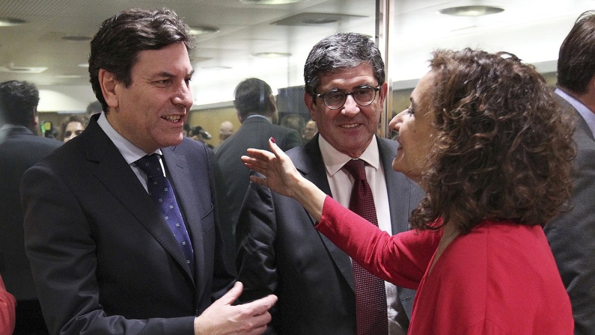 El consejero de Economía y Hacienda, Carlos Fernández Carriedo, saluda a la minsitra de Hacienda, María Jesús Montero, en la reunión del Consejo de Política Fiscal y Financiera.