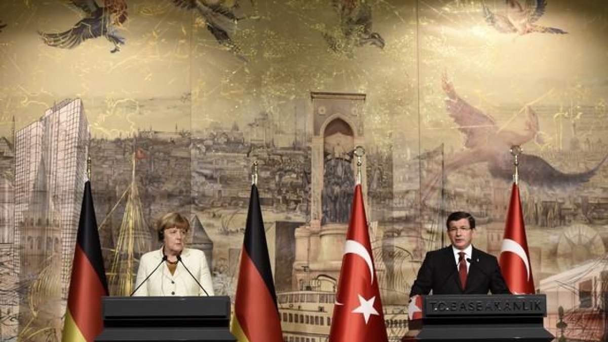La cancillera alemana, Angela Merkel, y el primer ministro turco, Ahmet Davutoglu, en una rueda de prensa en Estambul.-AFP / BULENT KILIC