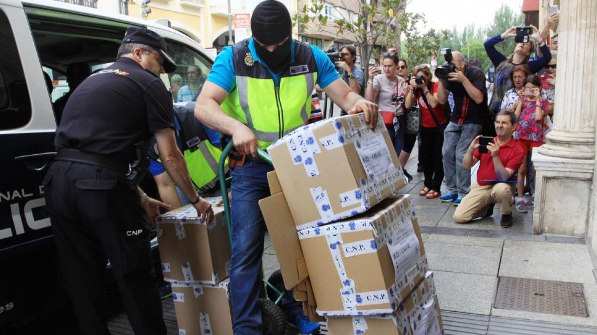 La Udef sale con cajas tras el registro en el Ayuntamiento de Palencia.-ICAL