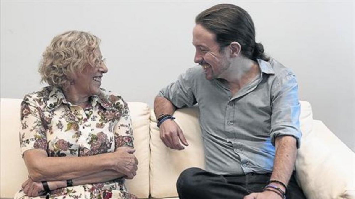 Manuela Carmena charla con Pablo Iglesias en julio del 2015.-MARISCAL