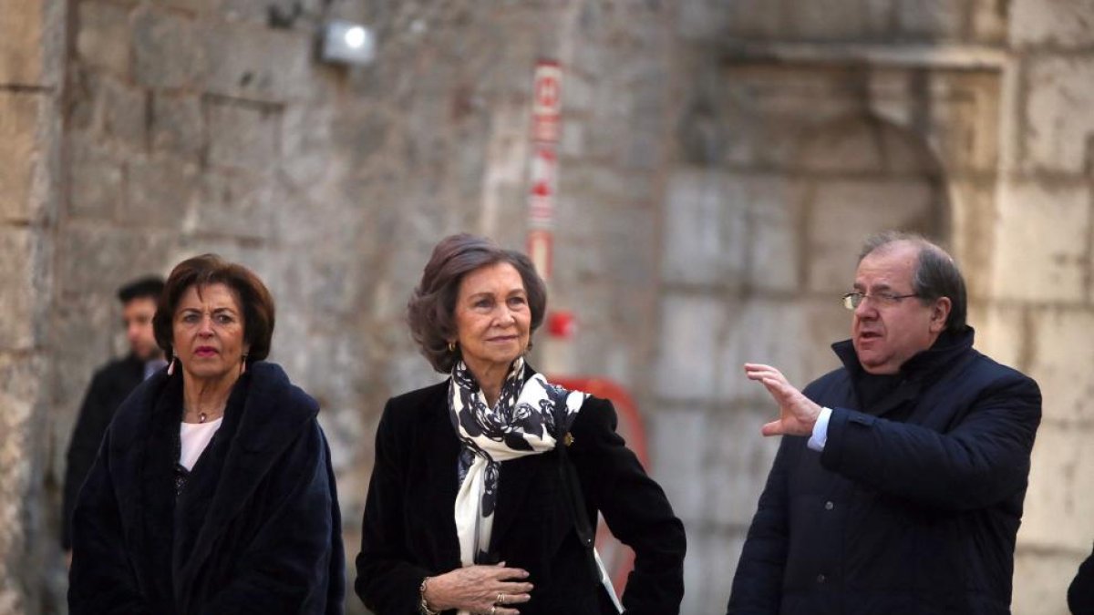 El presidente Herrera explica a la reina emérita los cambios que ha sufrudo este espacio protegido.-ICAL