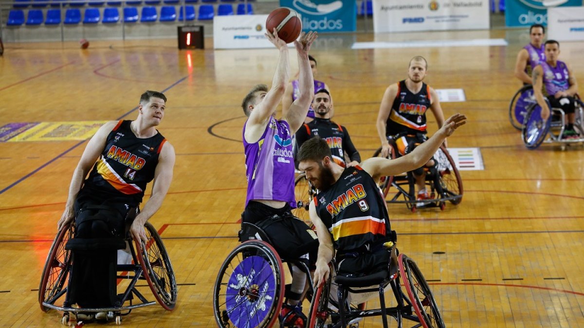 El BSR trata de anotar ante Albacete. / LOSTAU