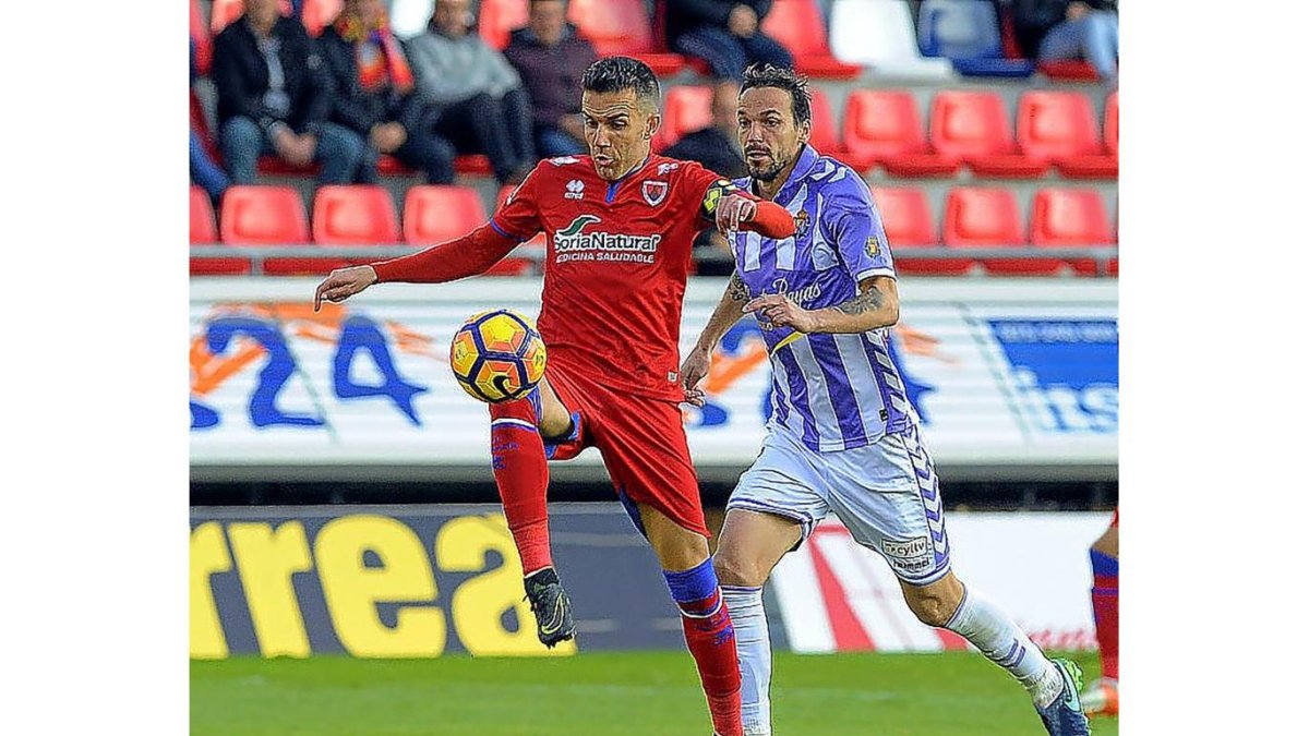 Leão persigue a Julio Álvarez en el partido contra el Numancia-LFP