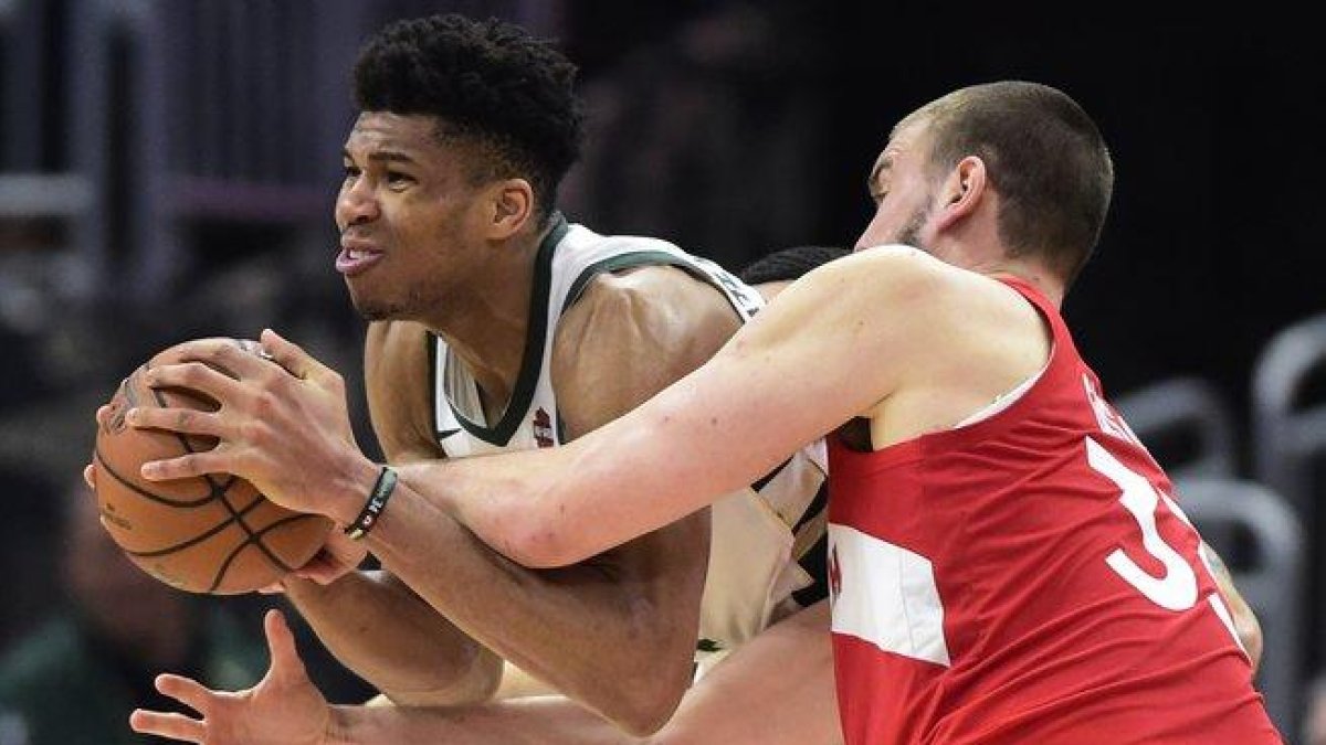 Marc Gasol y Giannis Antetokounmpo pelean por un balón.-AP (THE CANADIAN PRESS)