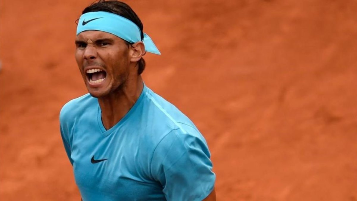 Nadal se desespera durante el partido ante Schwartzman, en Roland Garros.-/ AFP / ERIC FEFERBERG