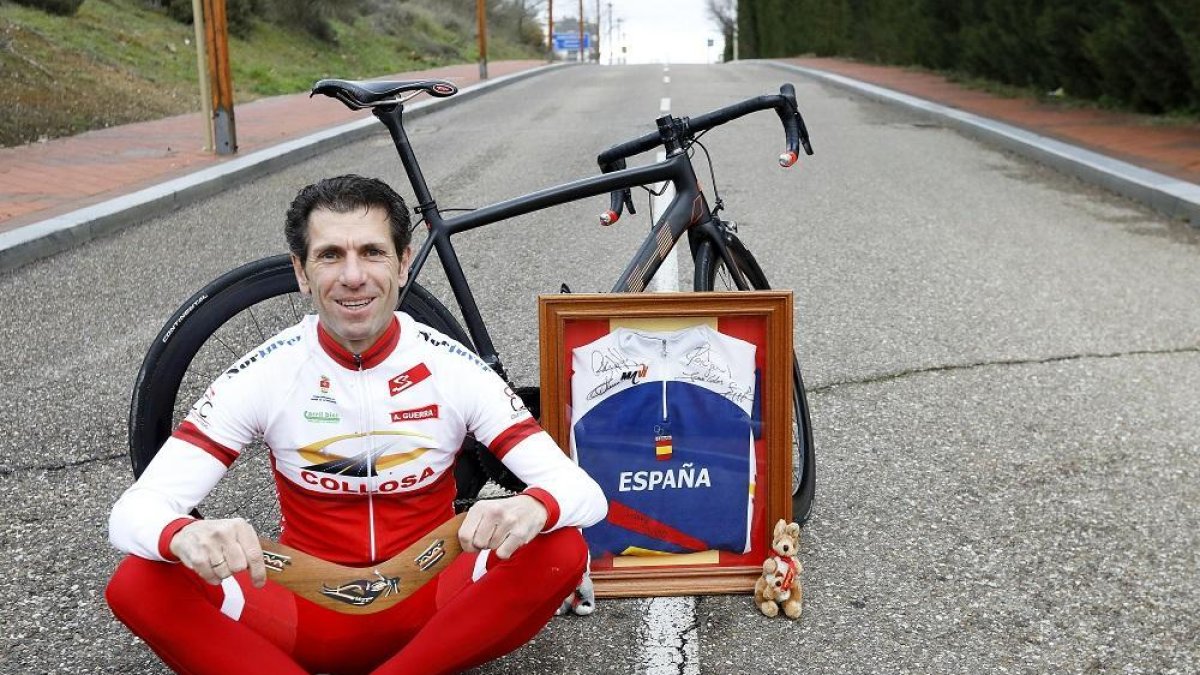 El ciclista Juan Carlos Domínguez posa junto a su bicicleta y varios recuerdos de Sidney, incluído el maillot firmado por sus compañeros del equipo nacional.-J. M. LOSTAU