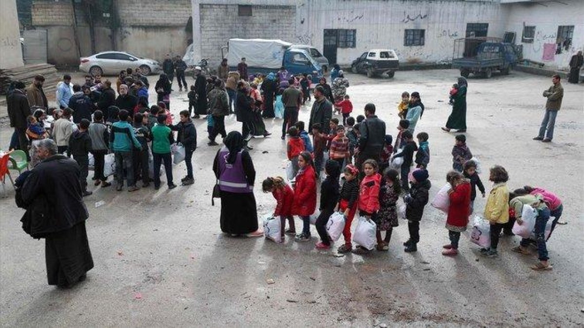 Un grupo de niños de familias desplazadas de Idlib.-AFP / OMAR HAJ KADOUR