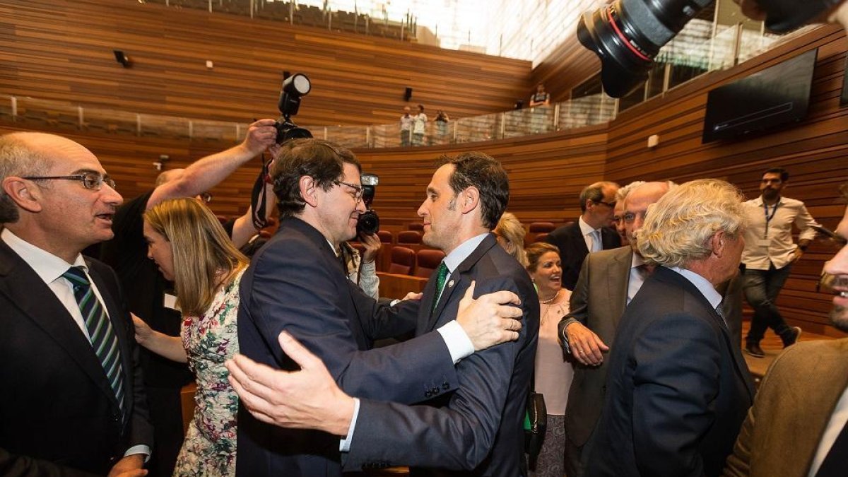 Alfonso Fernández Mañueco, junto al presidente de la Diputación de Valladolid, Conrado Iscar.-ICAL