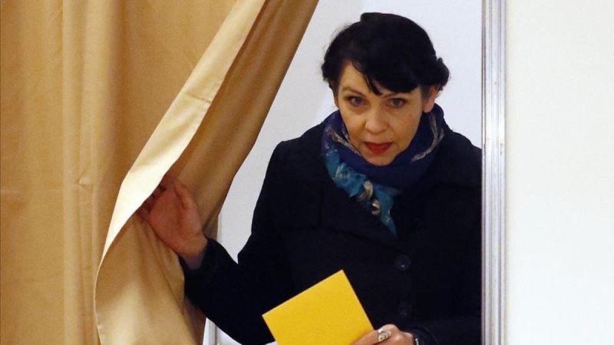 Birgitta Jonsdottir, una de las fundadoras del Partido Pirata, tras votar en Reykjavik.-AP / FRANK AUGSTEIN