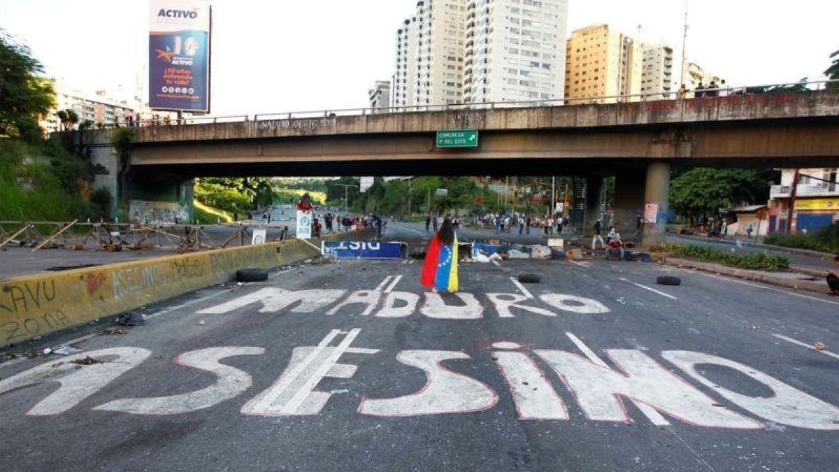 Pintada de Maduro Asesino en una calle de Caracas.-REUTERS / CHRISTIAN VERON