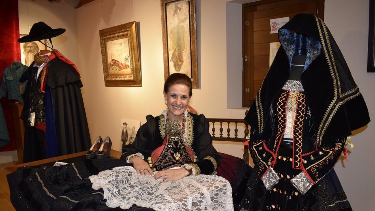 Conchi Bayón en el marco de una reciente exposición de su colección de indumentaria tradicional en Cuéllar.-ARGICOMUNICACIÓN
