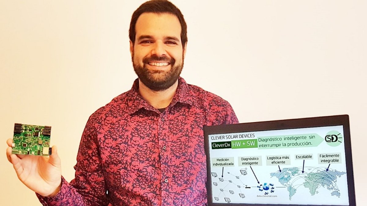 Bhishma Hernández muestra el dispostivo que ha creado para controlar los fallos de los parques solares fotovoltaicos por internet. E. M.