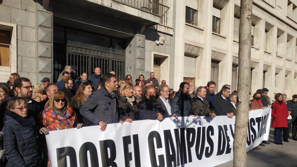 Concentración de operadores judiciales ante el Colegio El Salvador de Valladolid para reclamar al Ministerio de Justicia un compromiso para ejecutar el proyecto del Campus de la Justicia. - EUROPA PRESS