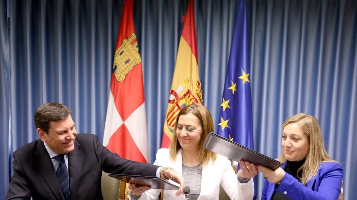 Carlos Fernández Carriedo e Inmaculada Matías firman el protocolo ante la mirada de Barcones.-ICAL