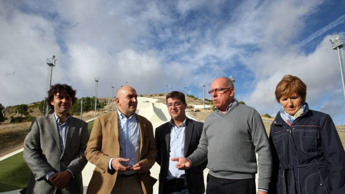 El alcalde de Tordesillas, José Antonio González Poncela; el presidente de la Diputación, Jesús Julio Carnero; el portavoz del PSOE en la Diputación, Juan José Zancada; la alcaldesa de Villavieja, Anuncación Rodríguez, en la visita de la Diputación a las-Ical
