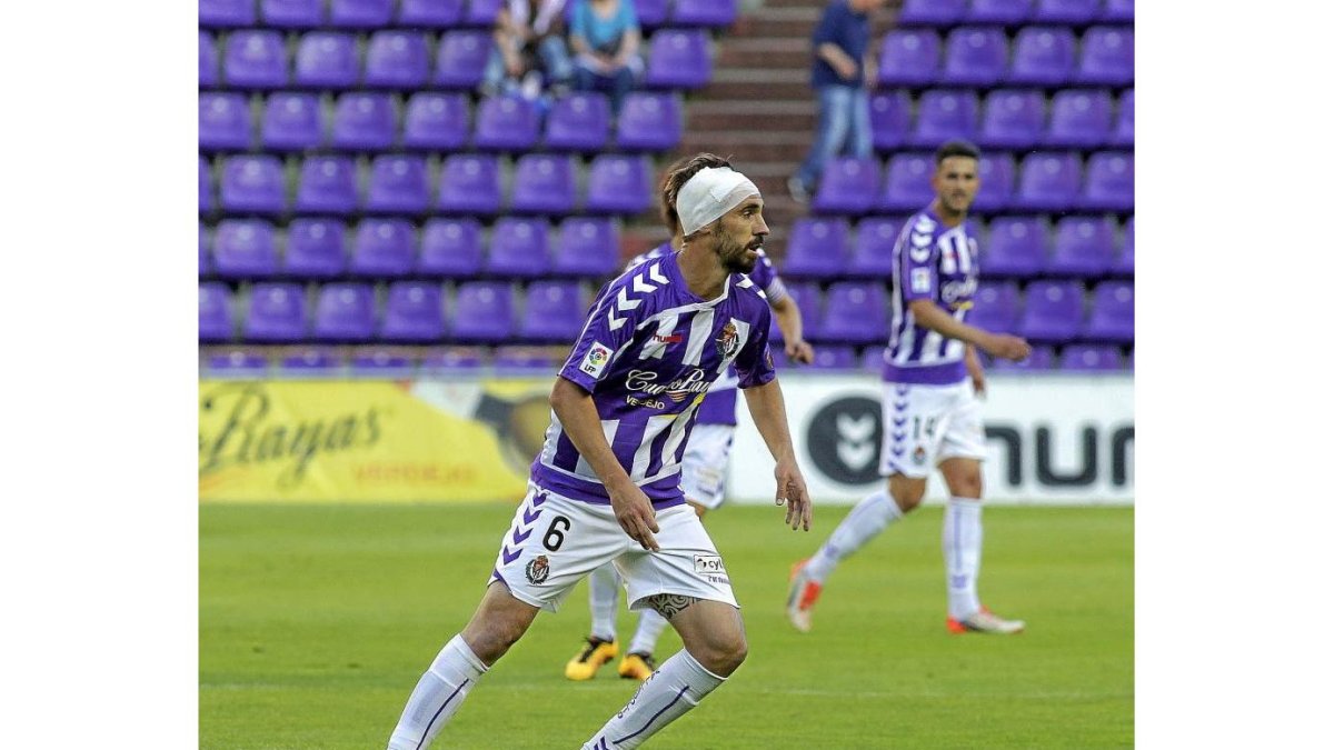 Borja, con la cabeza vendada tras recibir 14 puntos de sutura frente al Mallorca-J. M. LOSTAU
