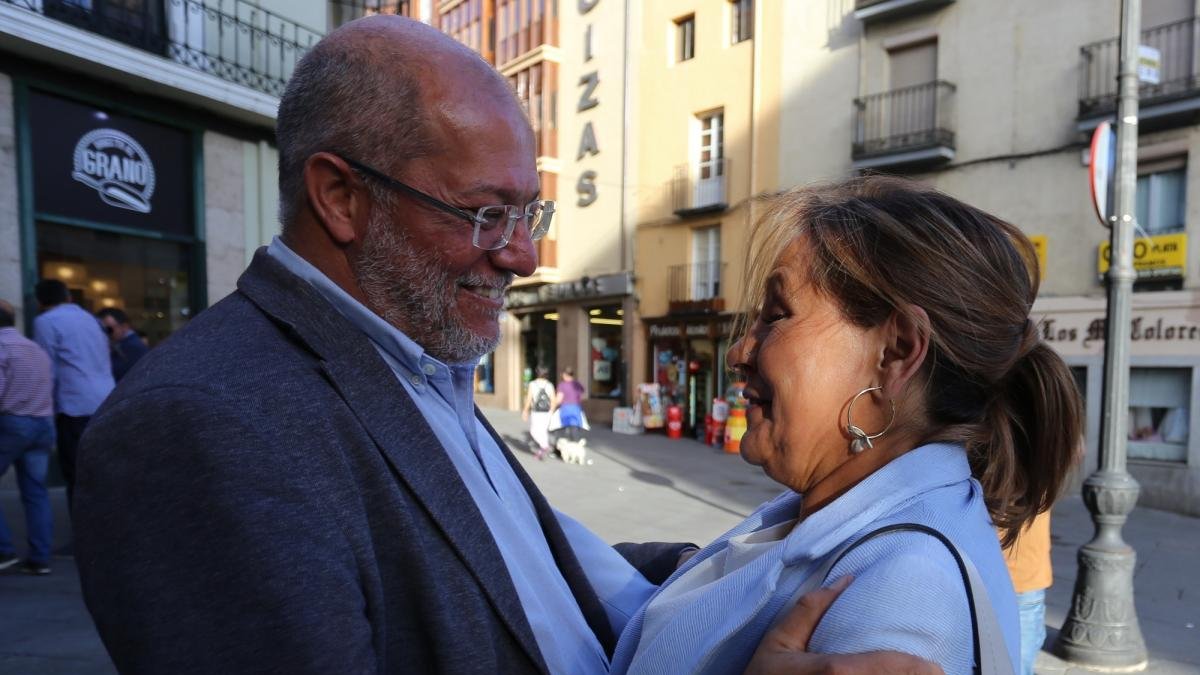 Francisco Igea y Rosa Valdeón se abrazan instantes antes de su paseo por Zamora.-ICAL