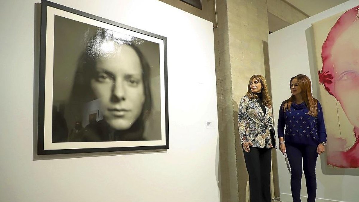 Mar Sancho y Silvia Clemente observan una fotografía de Alberto García-Alix en la exposición ‘El presente será memoria’.-ICAL