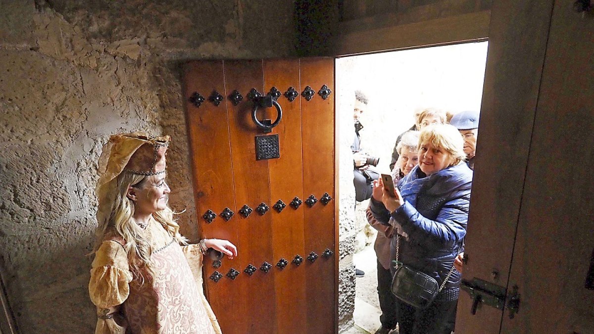Una dama ataviada con los ropajes de la época recibe a los visitantes ayer, en la primera jornada de puertas abiertas. - REP. GRÁFICO: R. VALTERO / ICAL
ICAL/ R. Valtero
ICAL/ R. Valtero