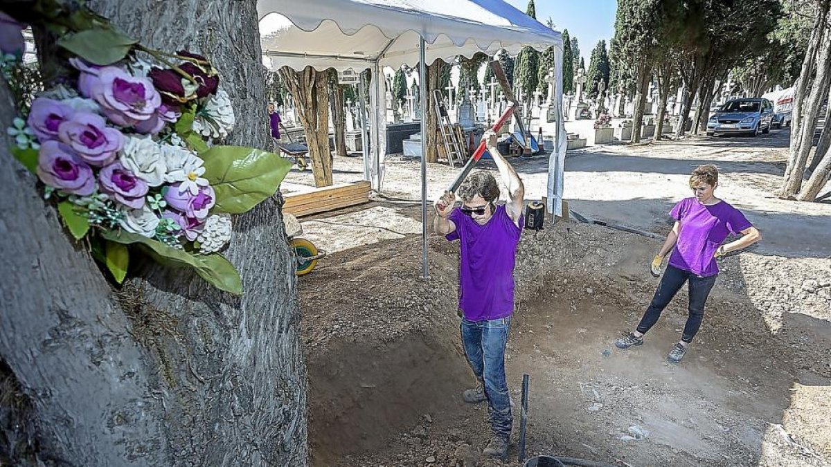 Voluntarios de la Asociación por la Recuperación de la Memoria Histórica ayer, inician las excavaciones en el Cementerio de El Carmen.-PABLO REQUEJO