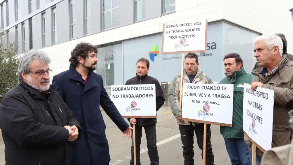 El procurador de IUCyL-Equo convergencia por Castilla y León, José Sarrión, y el coordinador general de IU en Castilla y León, José María González, visitan a los trabajadores de Tragsa.-Ical