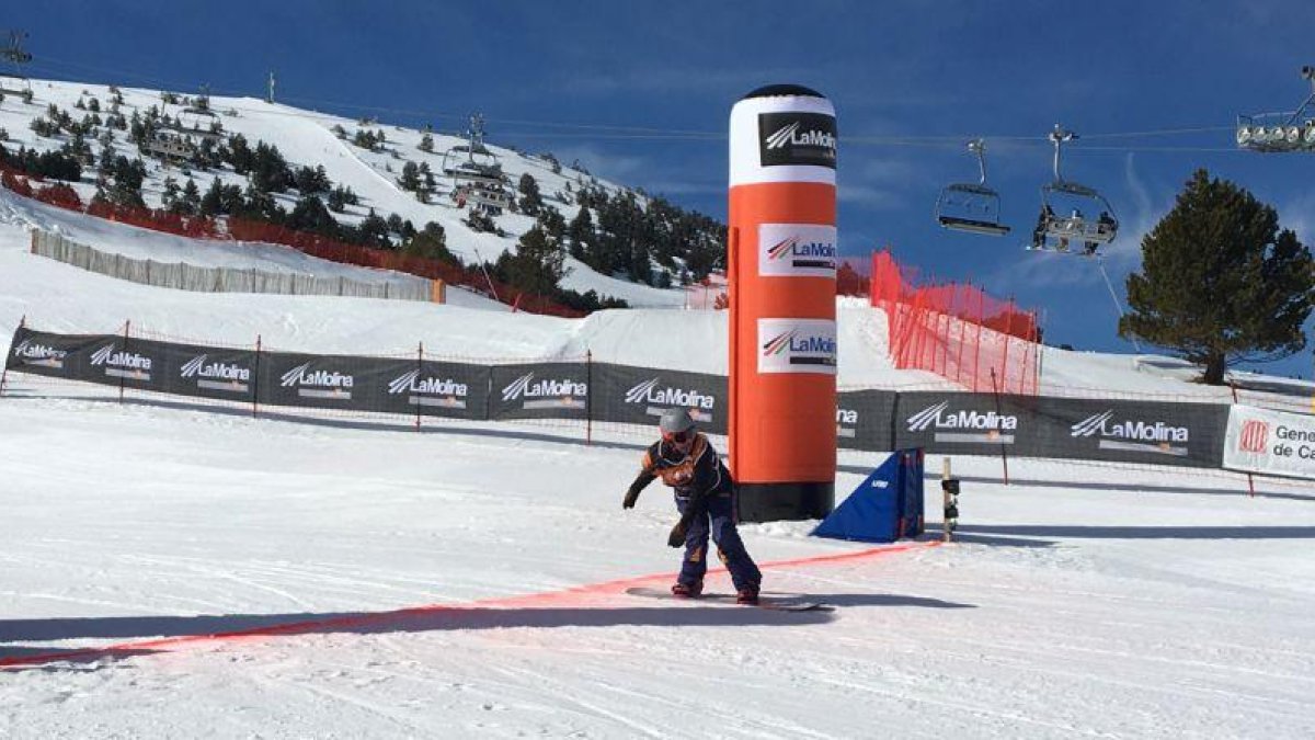 Astrid Fina cruza la meta en segunda posición en la Copa del Mundo de snowboard paralímpico disputada en La Molina.-