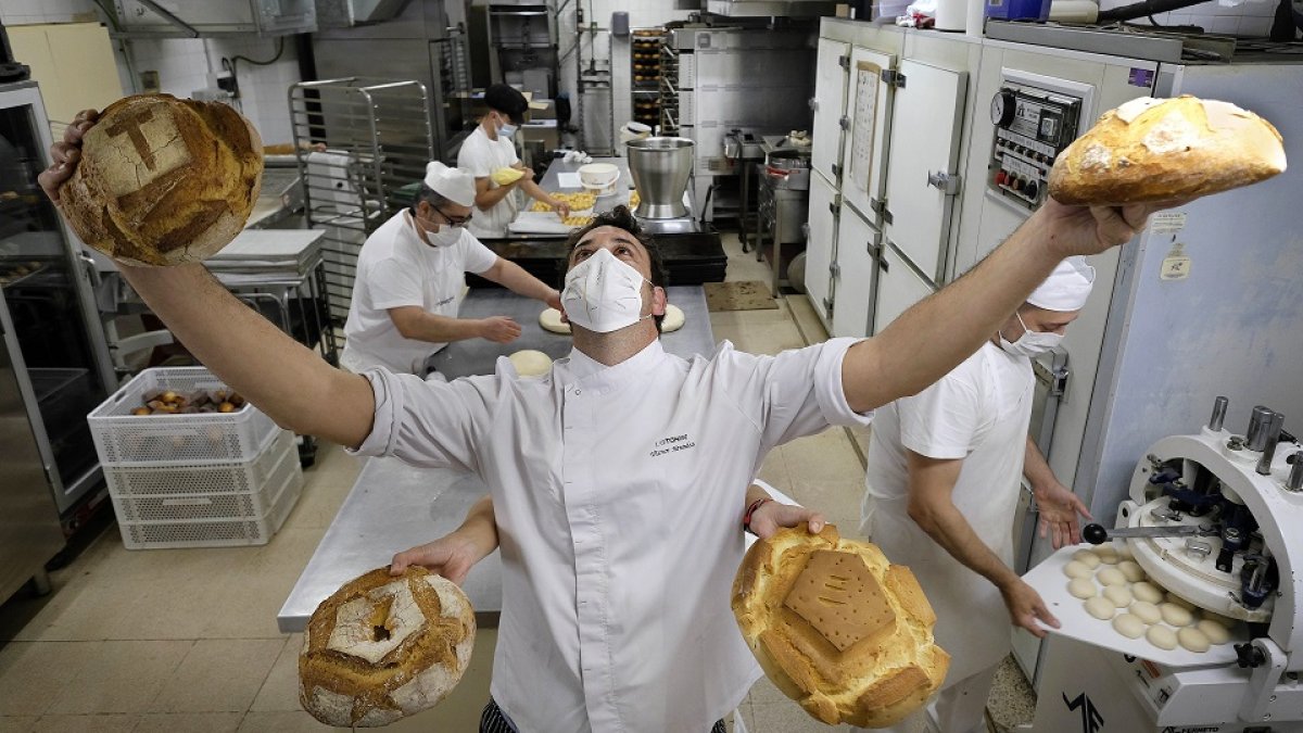 El maestro artesano Víctor Hernández, en el horno con algunos de los panes de su amplio catálogo de panadería de alta calidad. / ENRIQUE CARRASCAL