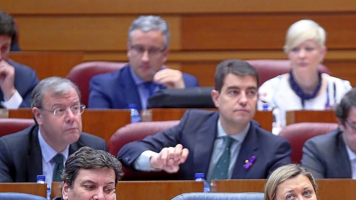 Los consejeros de Empleo, Carlos Fernández Carriedo, y de Economía y Hacienda, Pilar del Olmo, en el pleno.-ICAL
