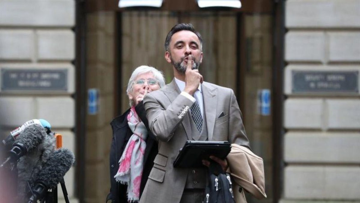Aamer Anwar y Clara Ponsatí saliendo de un juzgado en Marzo de 2018.-SCOTT HEPPELL